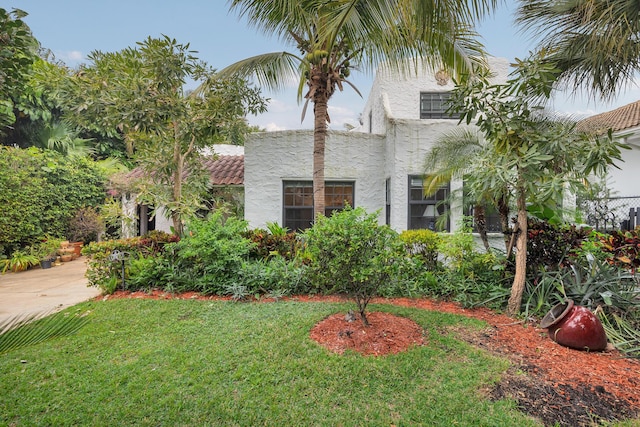 view of front facade with a front lawn