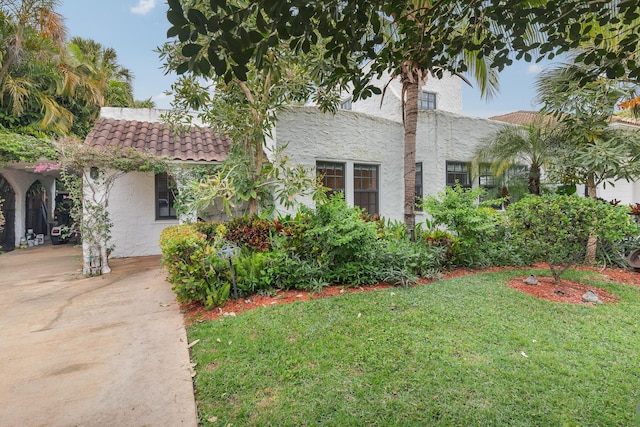 view of front of house with a front lawn