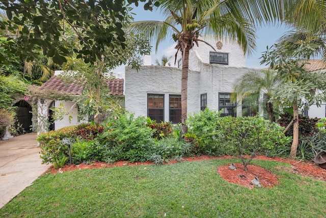 view of front of property with a front lawn