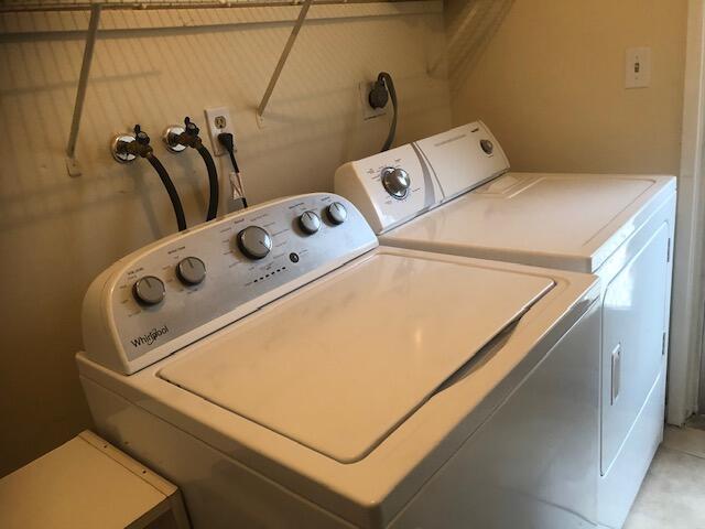 laundry room with washing machine and clothes dryer