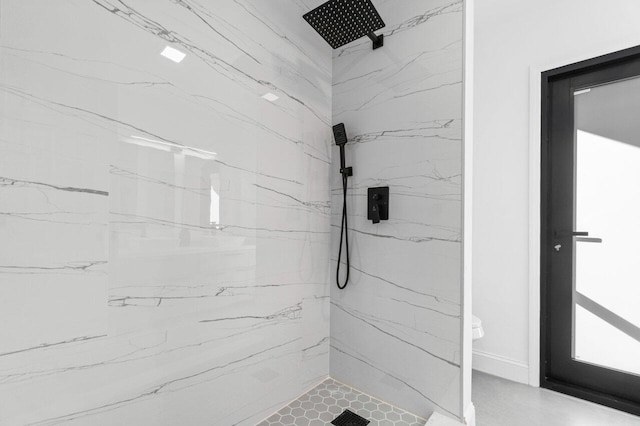 bathroom featuring tiled shower