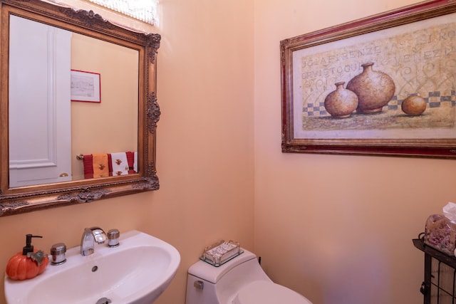 bathroom featuring toilet and sink