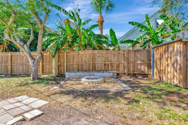 view of yard featuring a fire pit