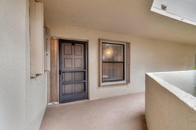 property entrance featuring a balcony