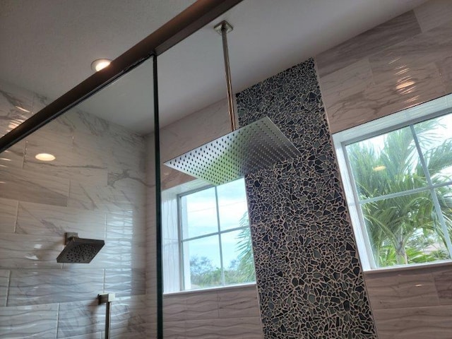 details featuring tiled shower