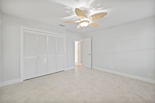 unfurnished bedroom featuring ceiling fan and a closet