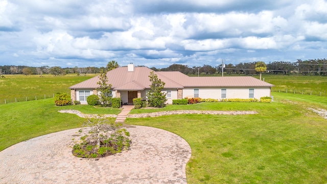 ranch-style house featuring a front yard