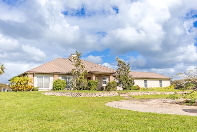 ranch-style house featuring a front yard