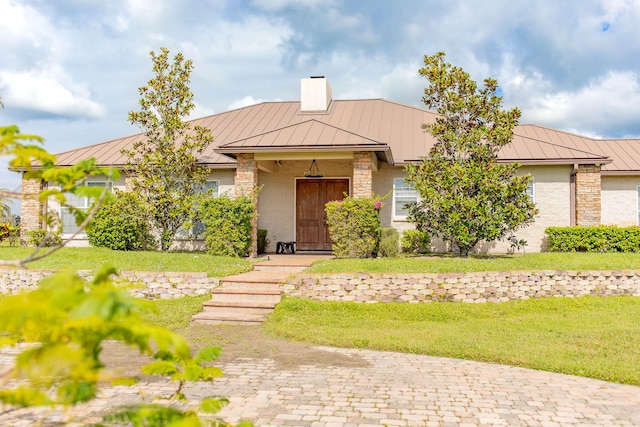 view of front of home featuring a front lawn