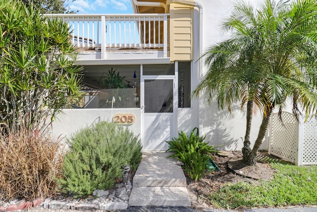 property entrance with a balcony