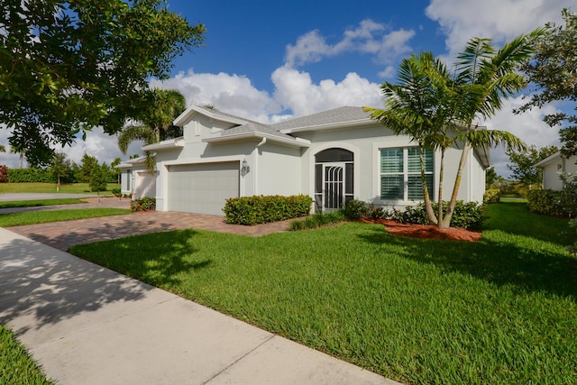 view of front facade featuring a front yard and a garage