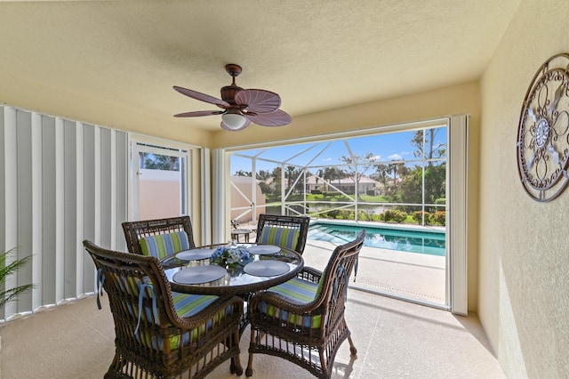 sunroom with ceiling fan