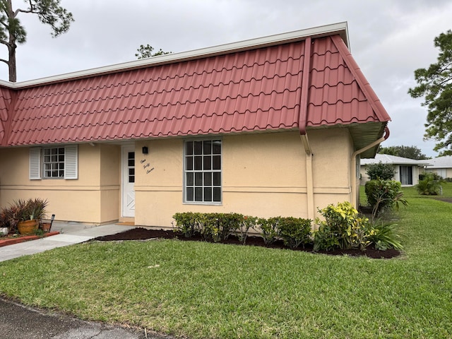 view of front of home with a front lawn