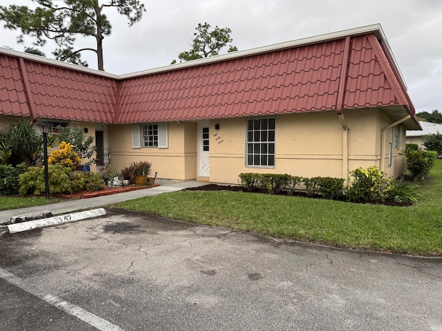 view of front of property featuring a front lawn