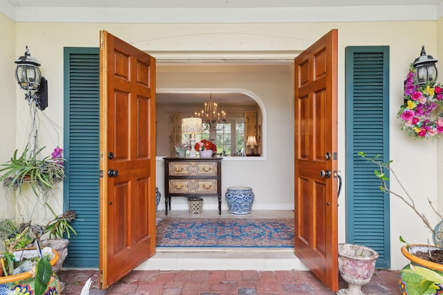 entryway with an inviting chandelier