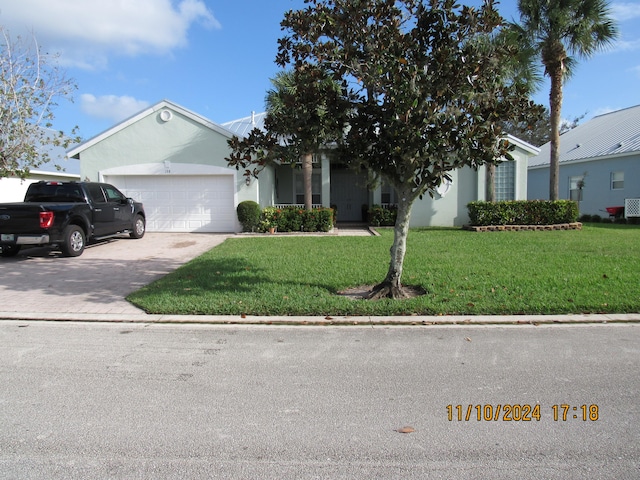 view of front of home featuring a front lawn and a garage