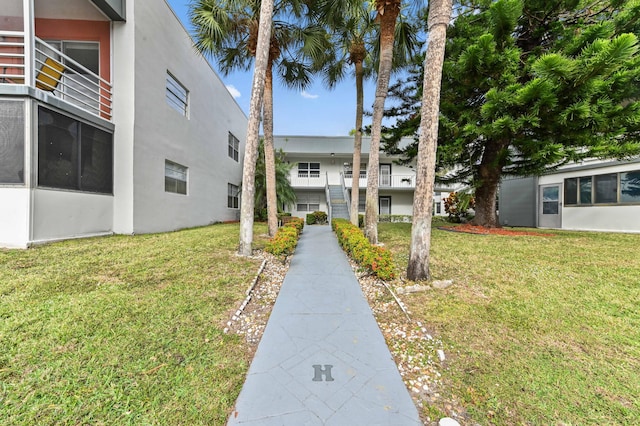 view of front of property featuring a front lawn