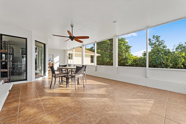 sunroom with ceiling fan