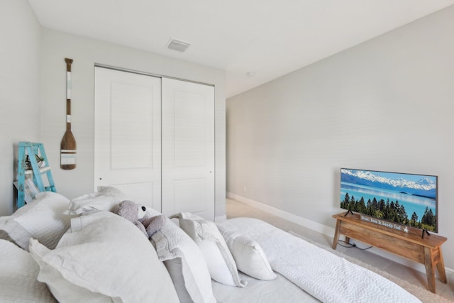 bedroom featuring a closet, visible vents, and baseboards