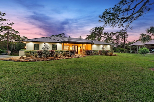 view of front of house featuring a lawn