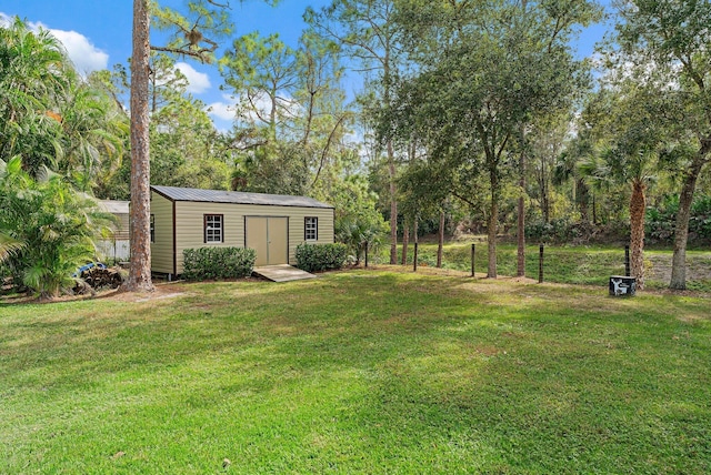 view of yard featuring a shed