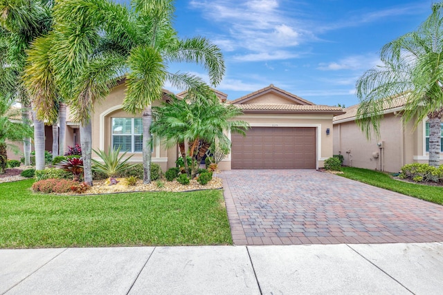 view of front of house featuring a front lawn and a garage