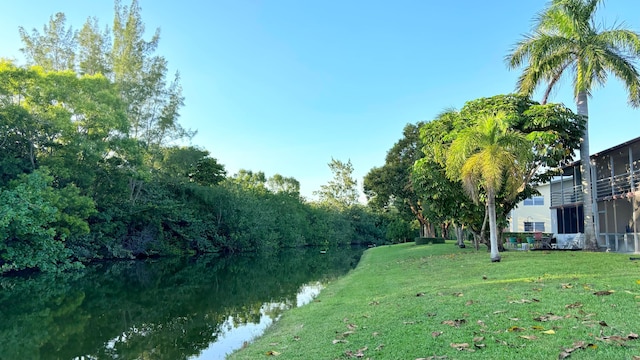 view of yard featuring a water view