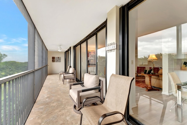 sunroom with ceiling fan