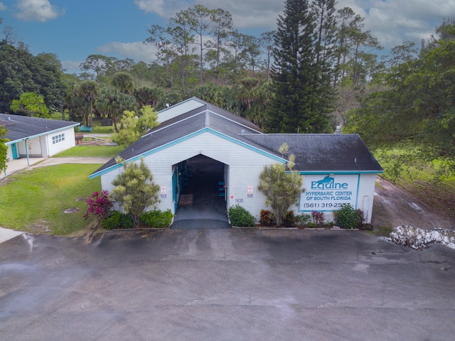 view of front facade featuring a front lawn