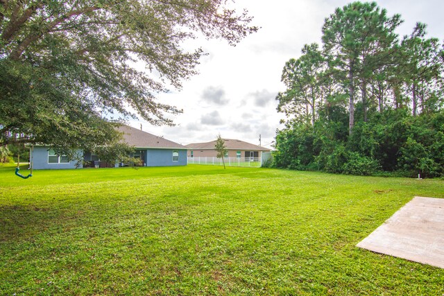 view of yard featuring a patio area