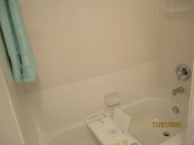 bathroom featuring tiled shower / bath