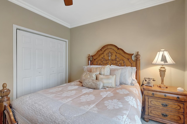 bedroom with ceiling fan, ornamental molding, and a closet