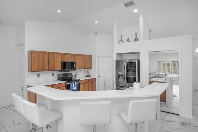 kitchen with a kitchen island, stainless steel refrigerator with ice dispenser, electric range, a kitchen bar, and high vaulted ceiling