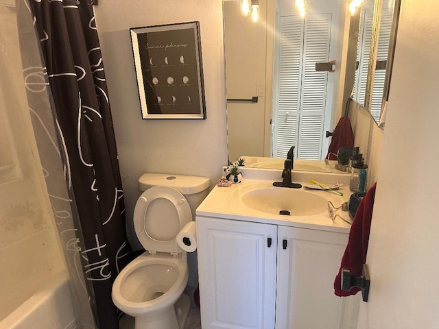 full bathroom featuring toilet, shower / tub combo with curtain, and vanity