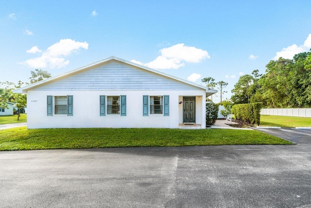 view of front of home featuring a front yard