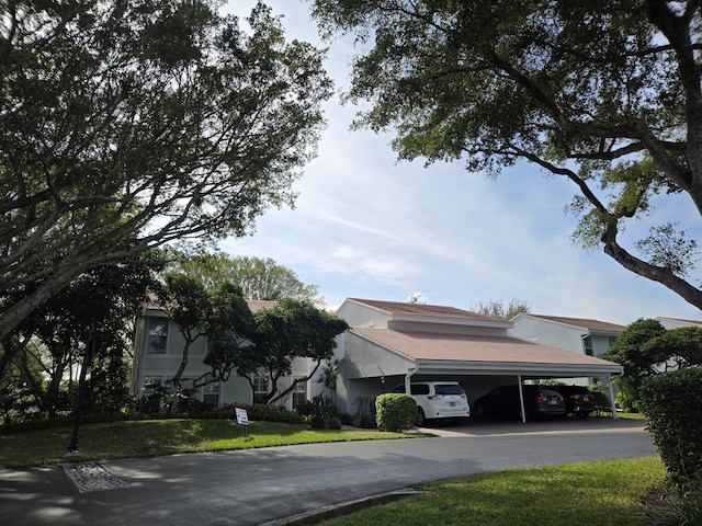 view of front facade with a front yard