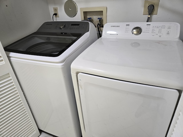 laundry room featuring laundry area and independent washer and dryer