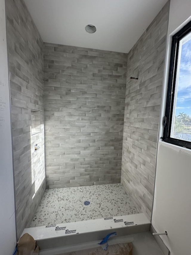 bathroom featuring a tile shower