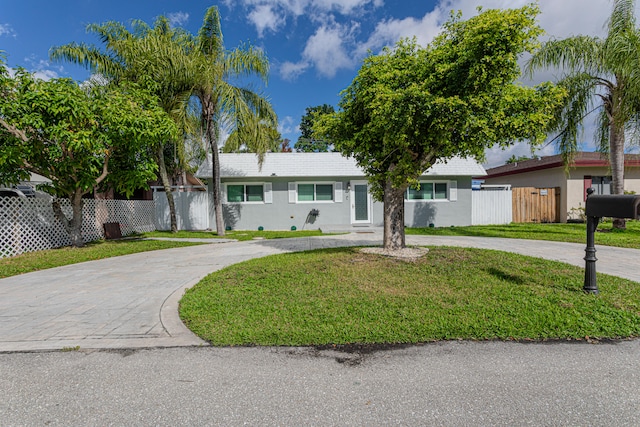 ranch-style home featuring a front lawn