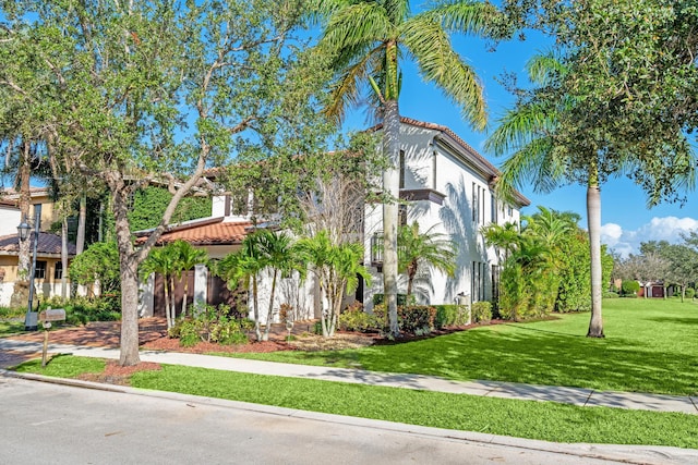 view of front facade with a front yard