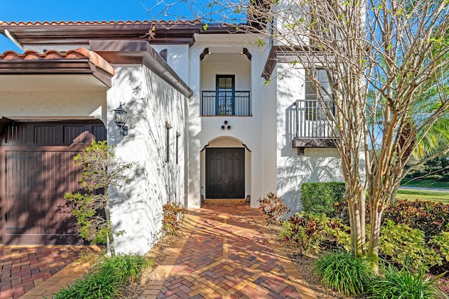 property entrance featuring a balcony