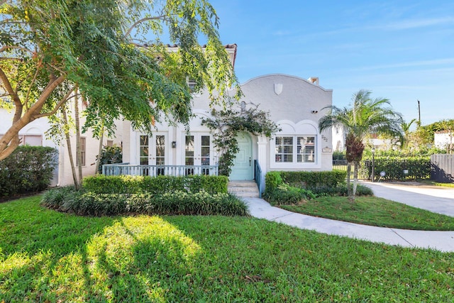 view of front of property featuring a front lawn