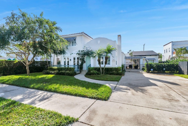 view of front of property with a front yard