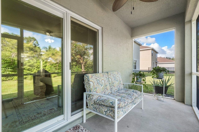 sunroom with ceiling fan