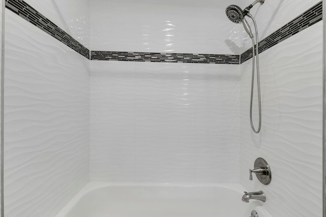 bathroom with tiled shower / bath combo