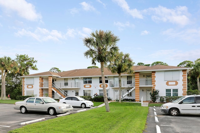 townhome / multi-family property featuring a front yard