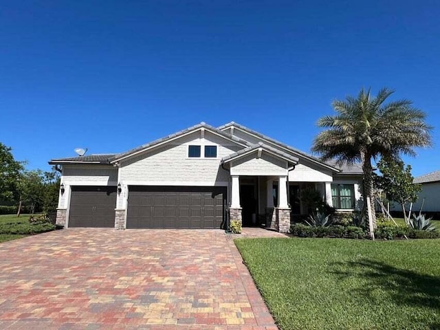 craftsman house featuring a front lawn and a garage