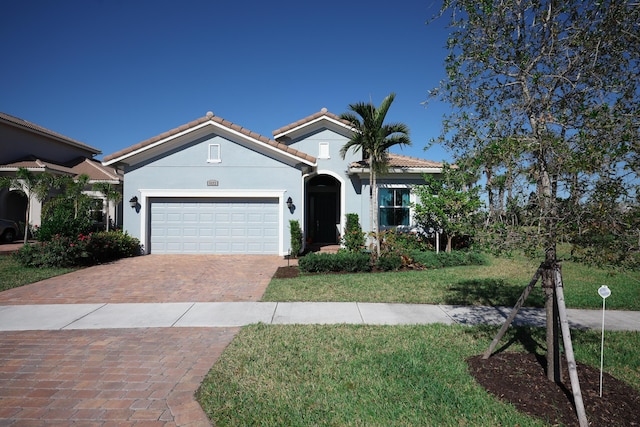 view of front of property featuring a front lawn and a garage