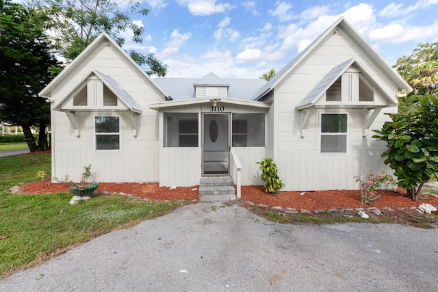 view of front of home featuring a front lawn