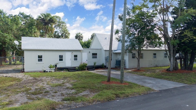 view of front facade featuring a front yard